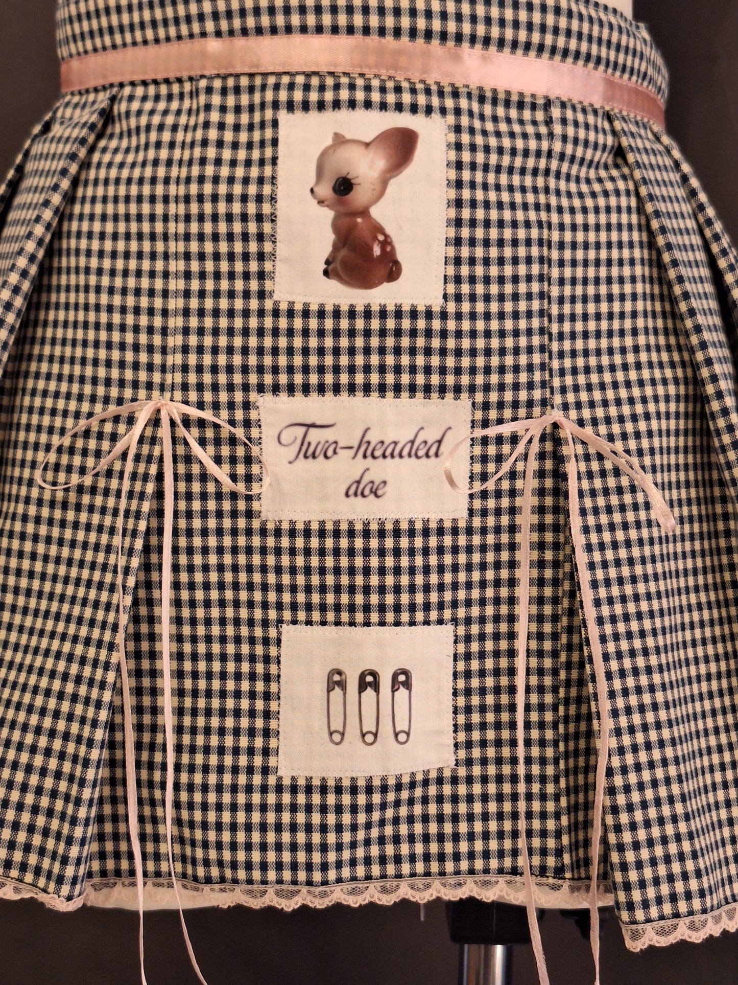 Spódniczka w kratkę z naszywkami