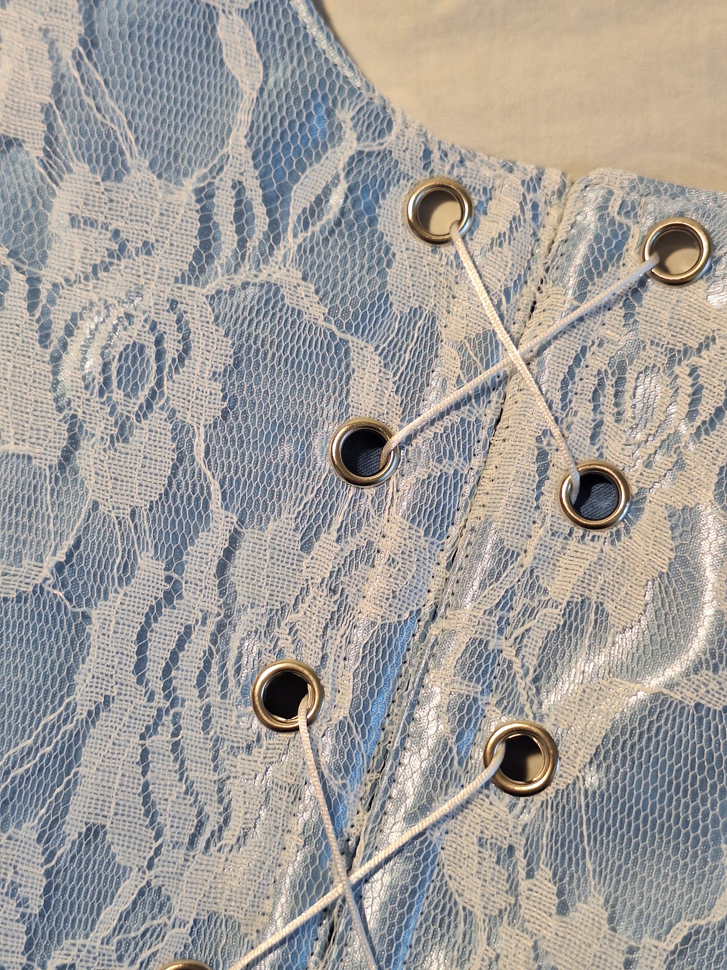 Gorset koronkowy z wycięciem