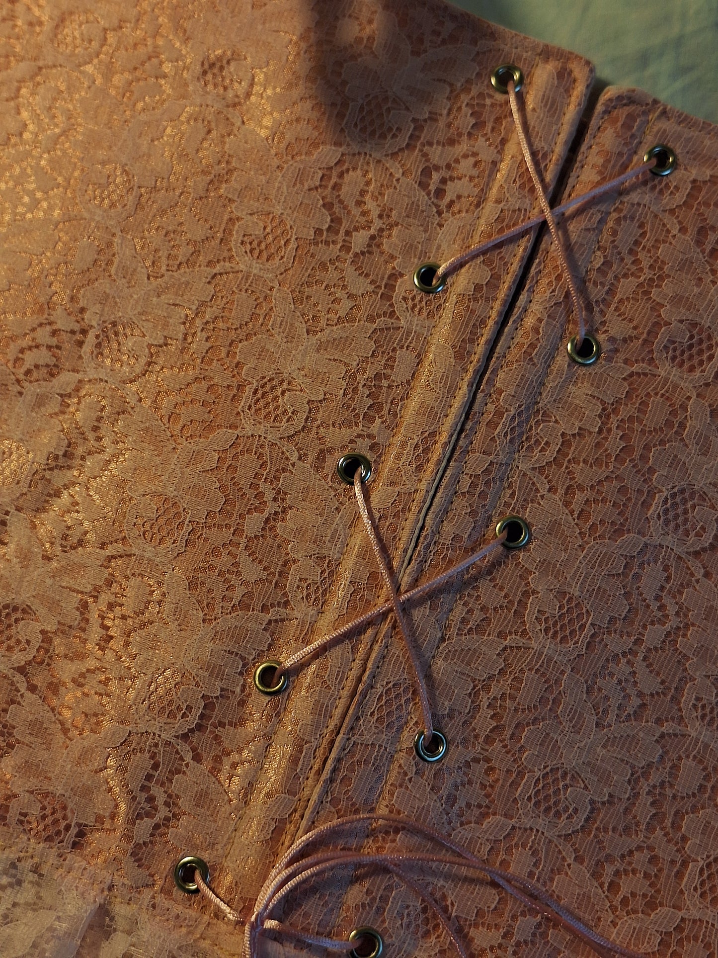 Gorset koronkowy z wycięciem