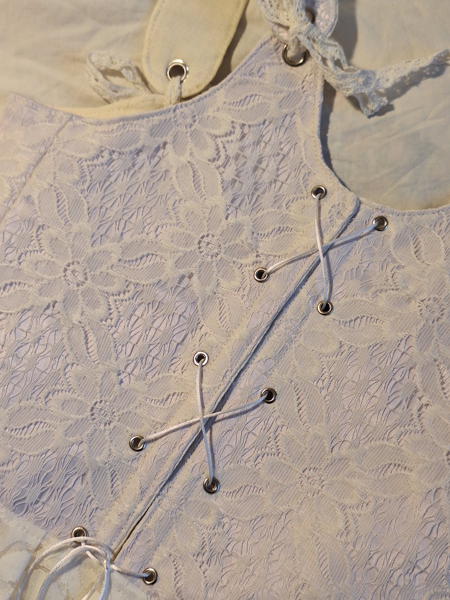 Gorset koronkowy z wycięciem