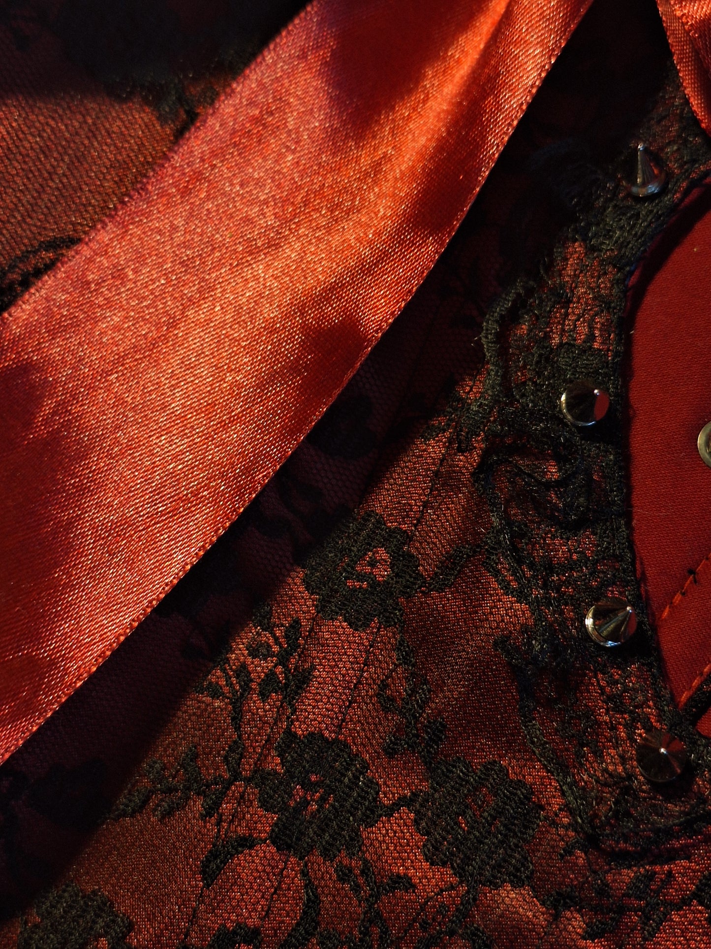 Gorset koronkowy z wycięciem