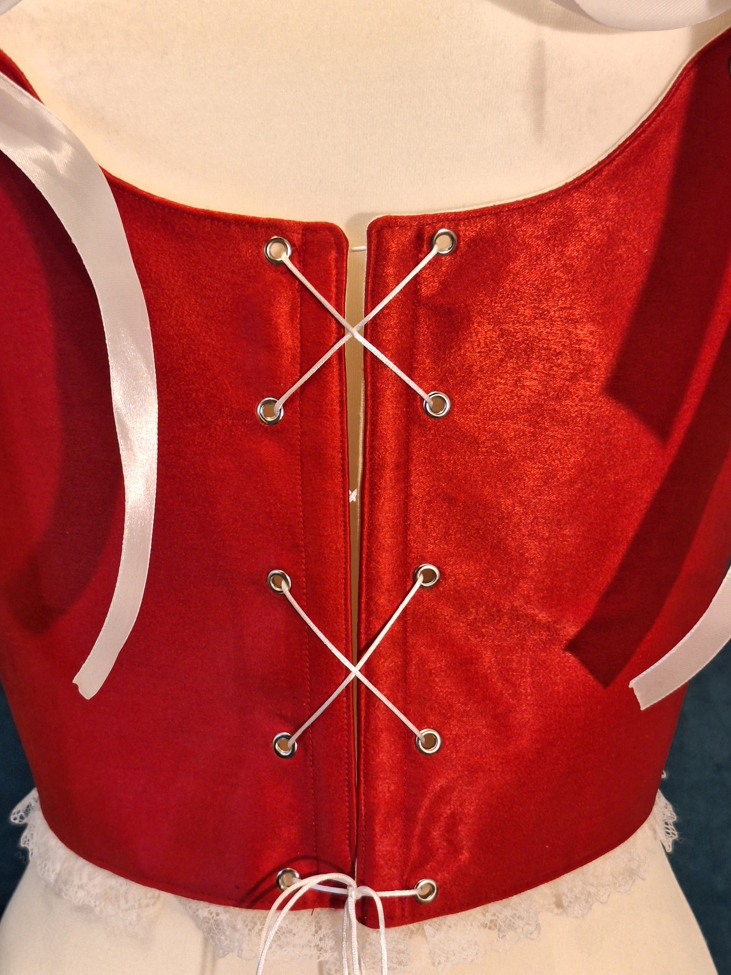 Czerwony satynowy gorset