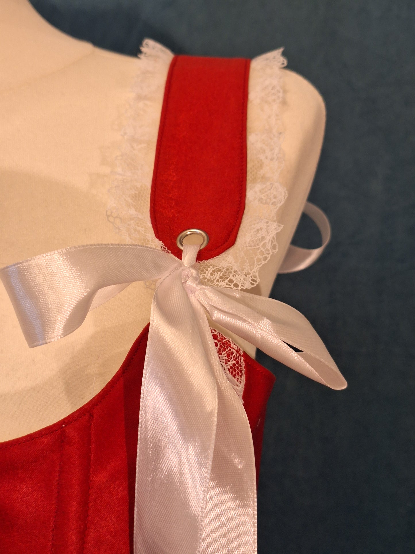 Czerwony satynowy gorset