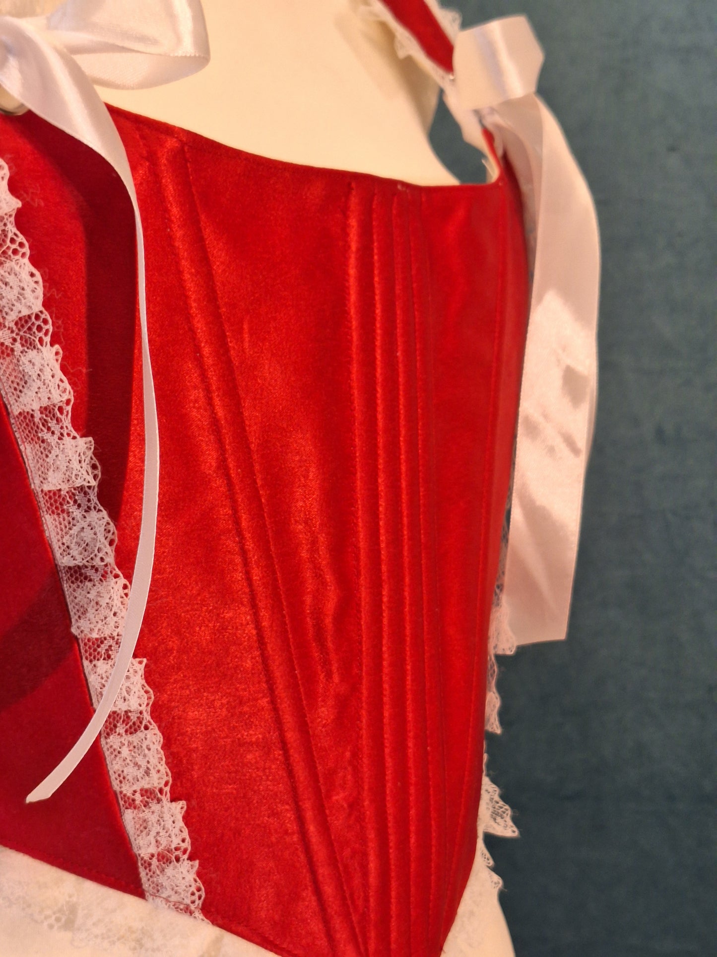 Czerwony satynowy gorset