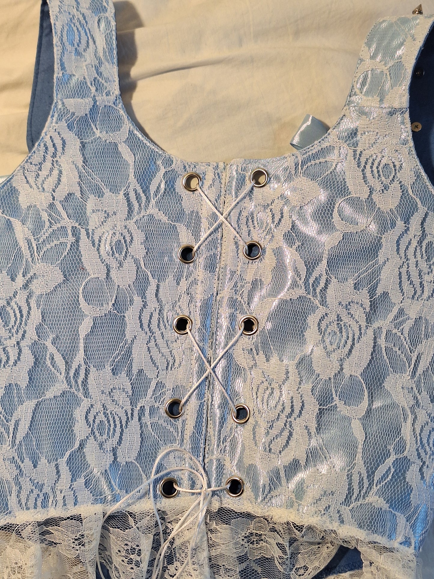 Gorset koronkowy z wycięciem