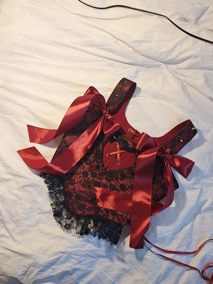 Gorset koronkowy z wycięciem