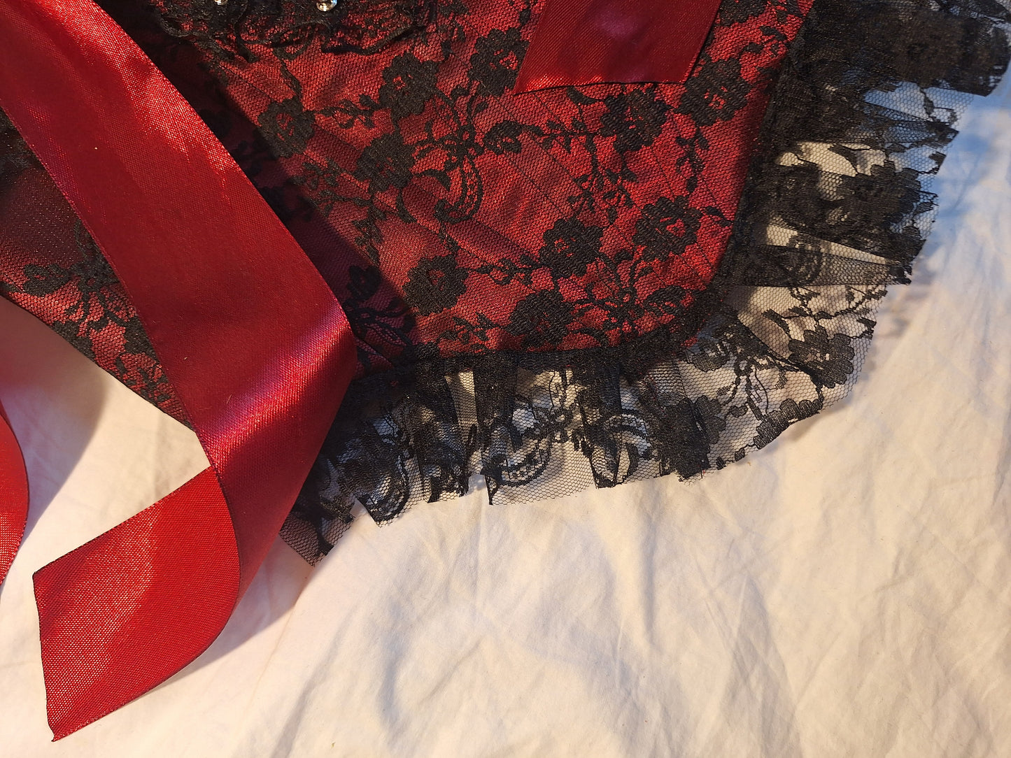 Gorset koronkowy z wycięciem