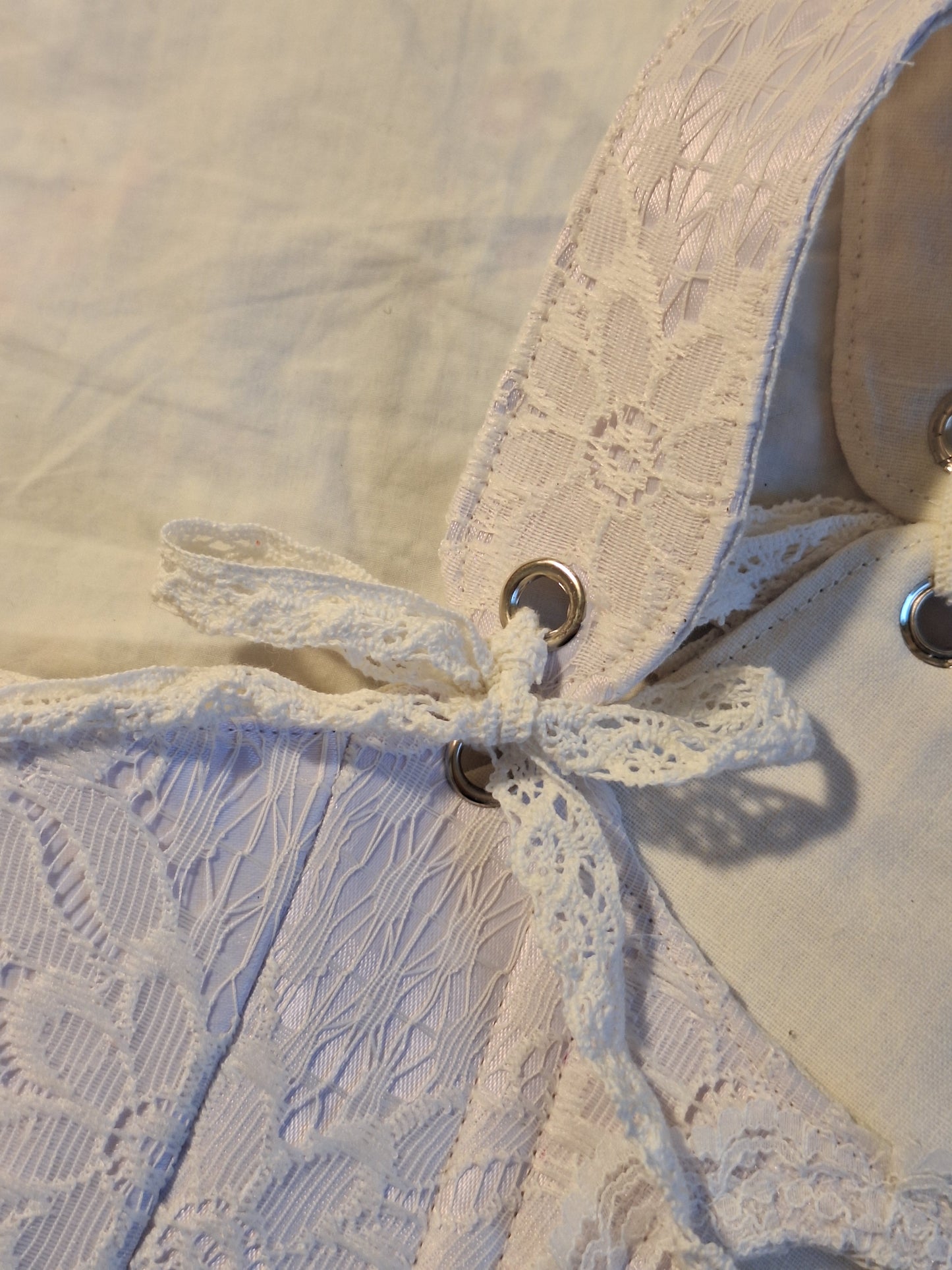 Gorset koronkowy z wycięciem