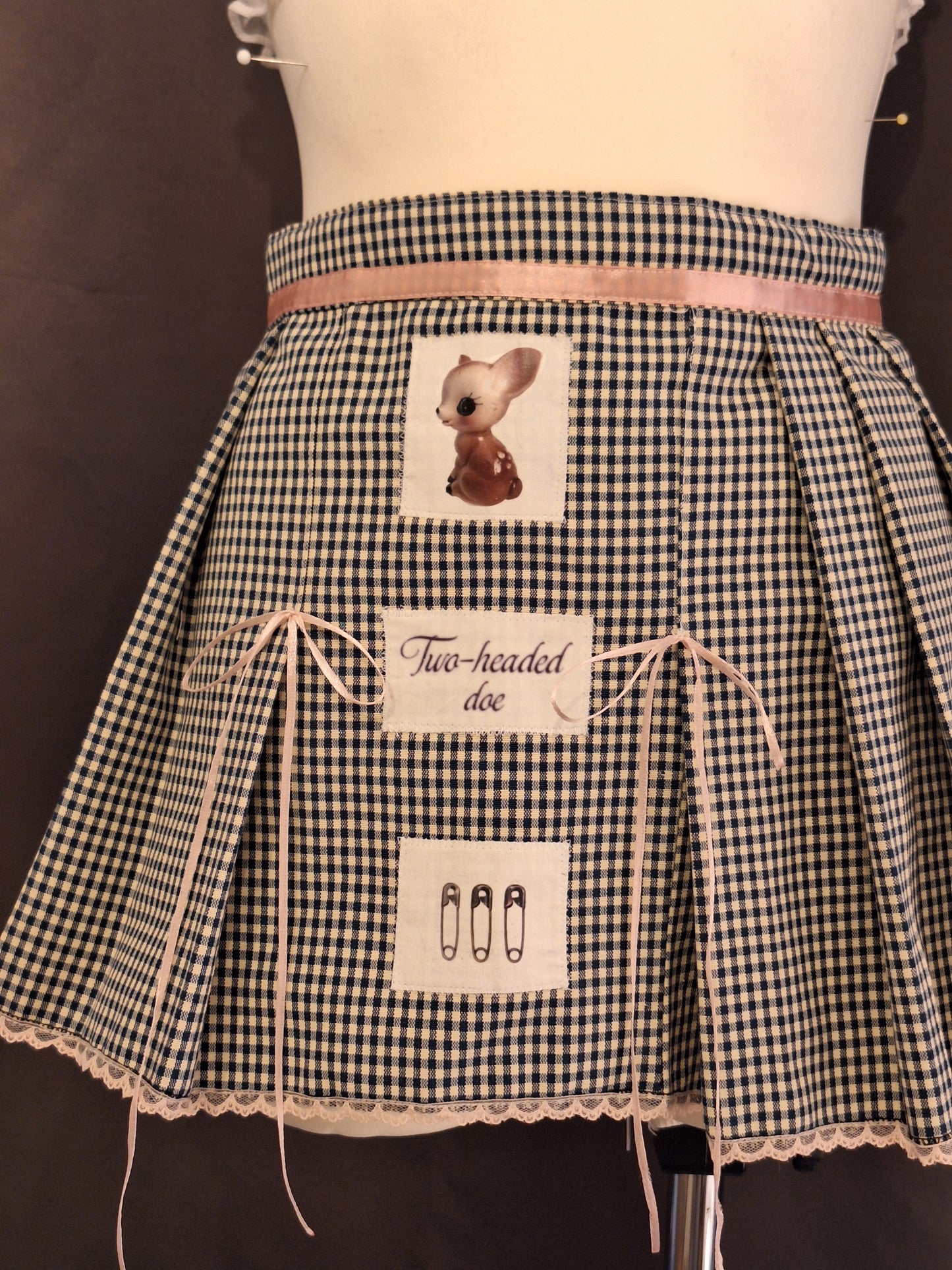 Spódniczka w kratkę z naszywkami