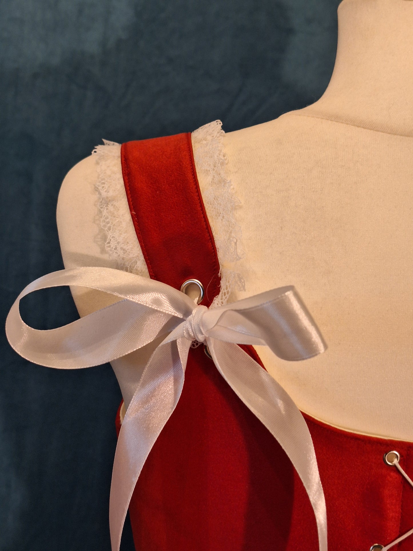 Czerwony satynowy gorset