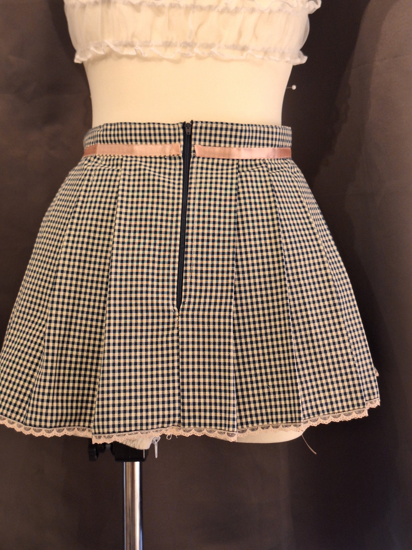 Spódniczka w kratkę z naszywkami