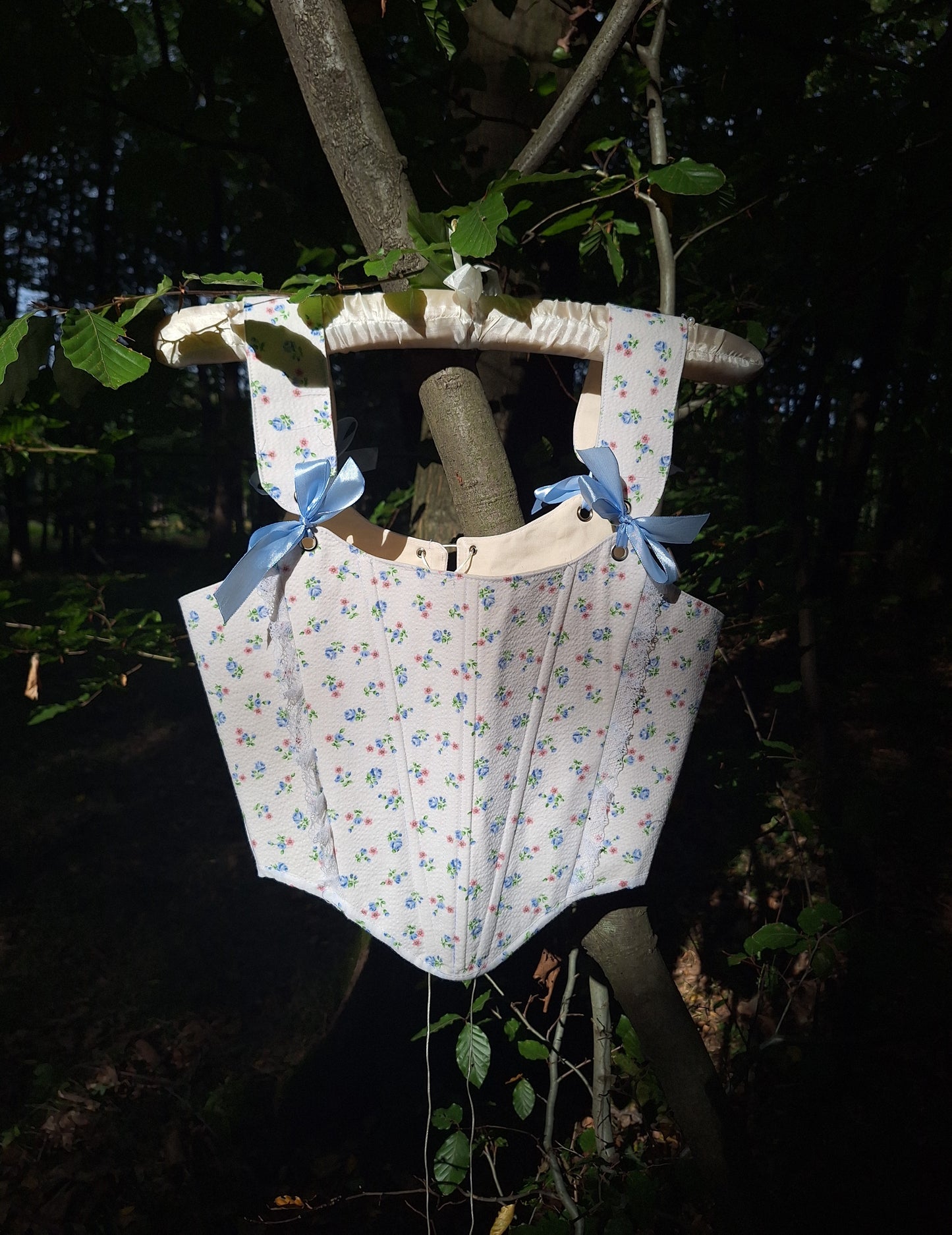 Gorset w drobne kwiatki