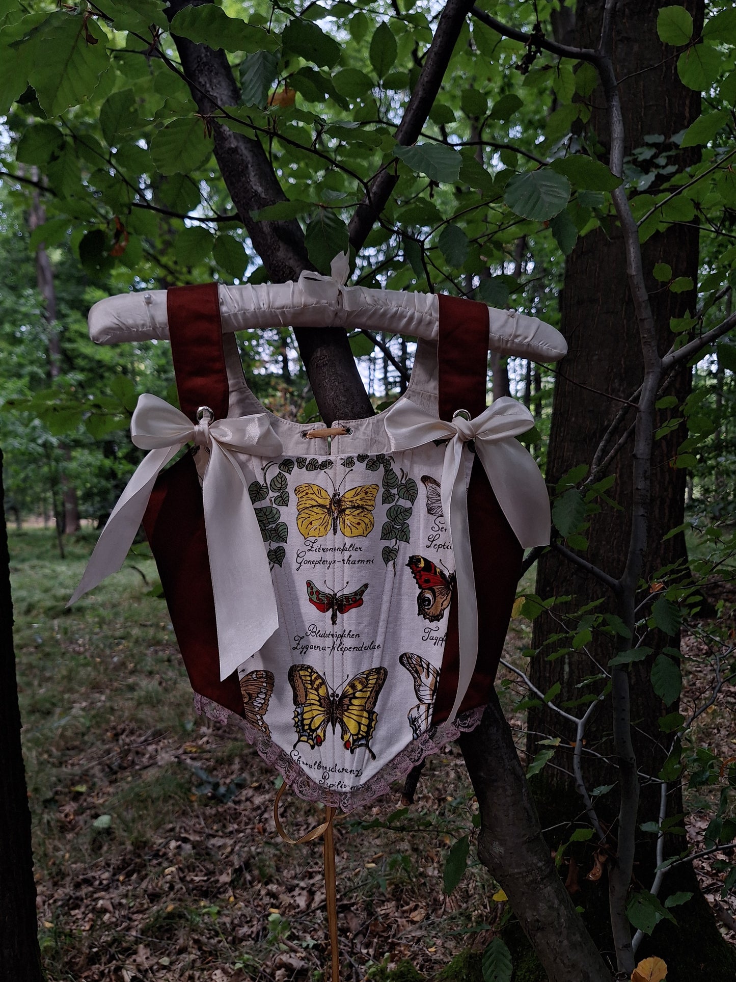 Gorset z motywem motyli