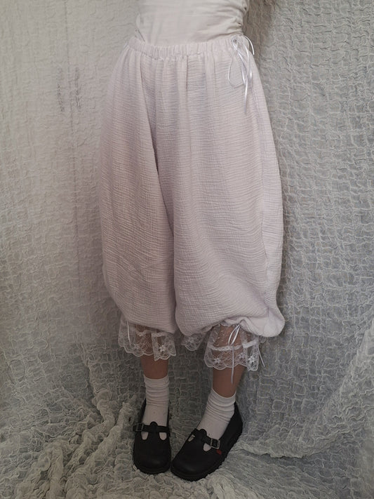 Szerokie spodnie z koronką petal white