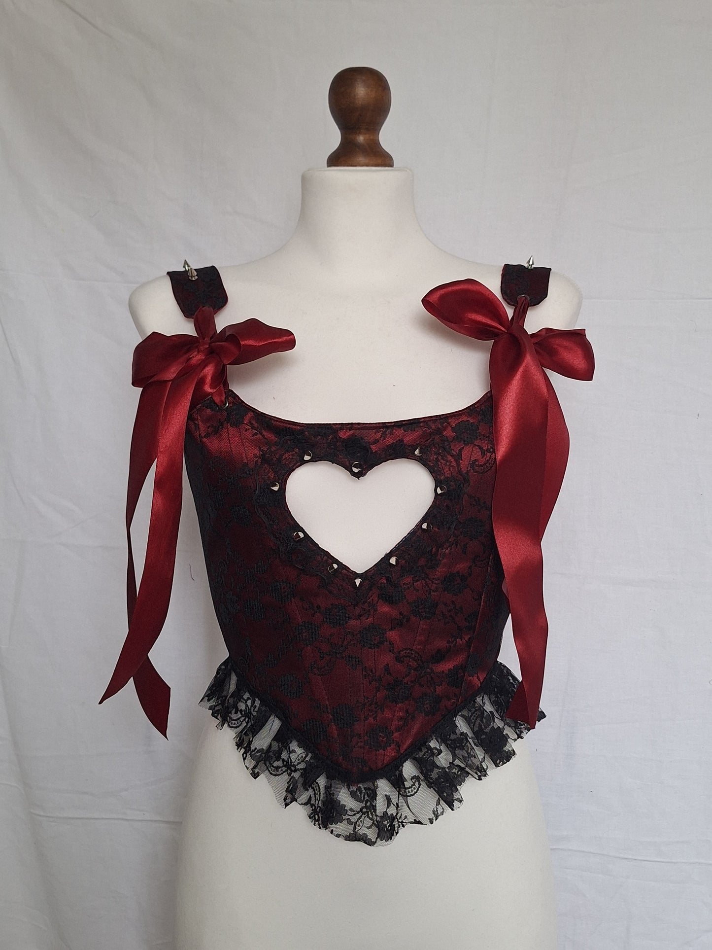 Gorset koronkowy z wycięciem