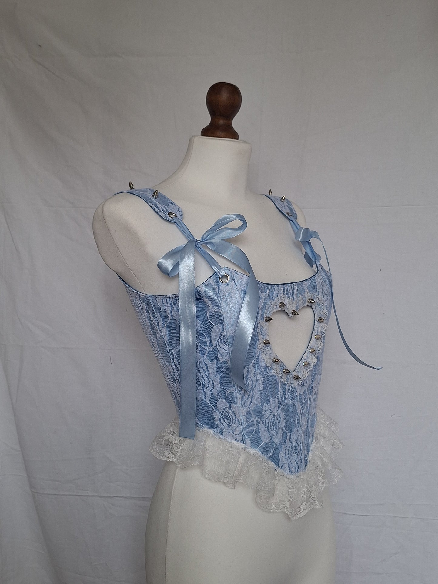 Gorset koronkowy z wycięciem