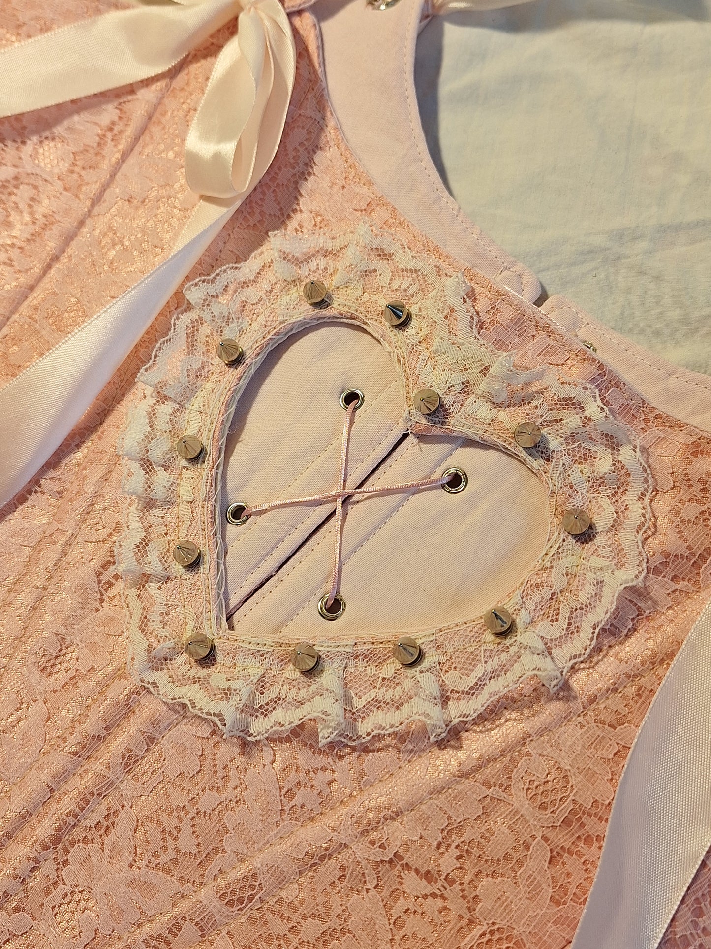 Gorset koronkowy z wycięciem