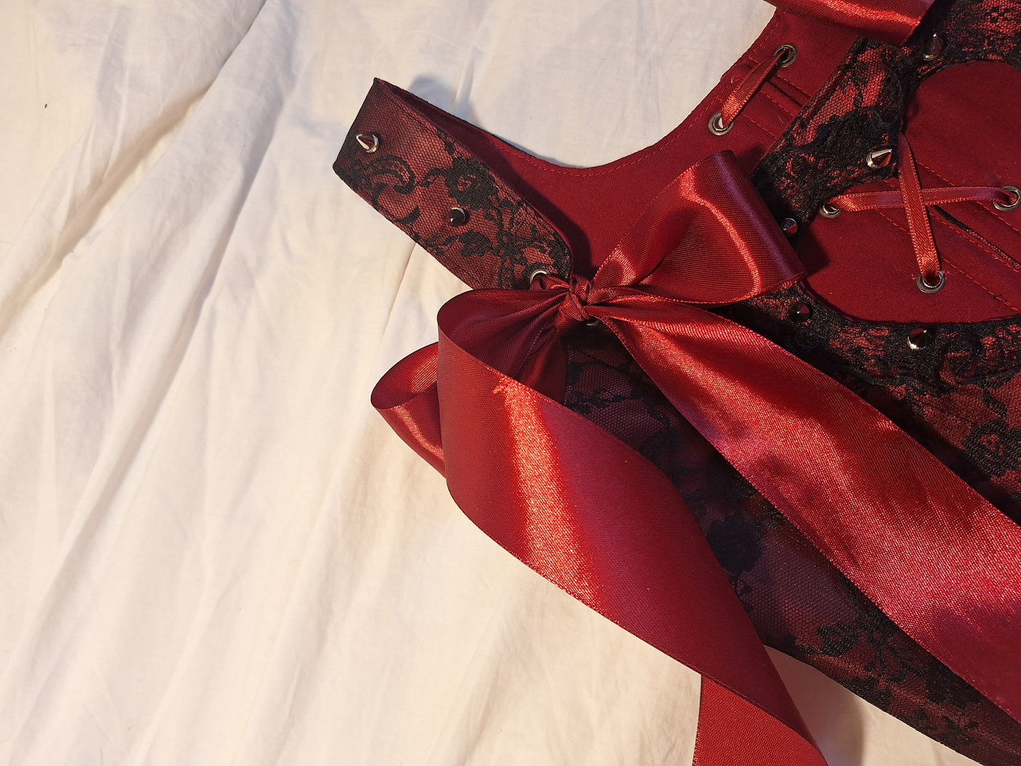 Gorset koronkowy z wycięciem