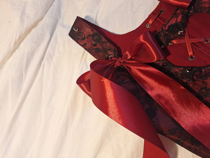 Gorset koronkowy z wycięciem