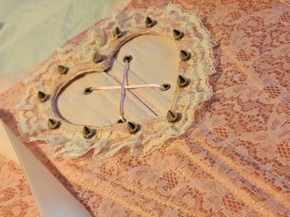 Gorset koronkowy z wycięciem