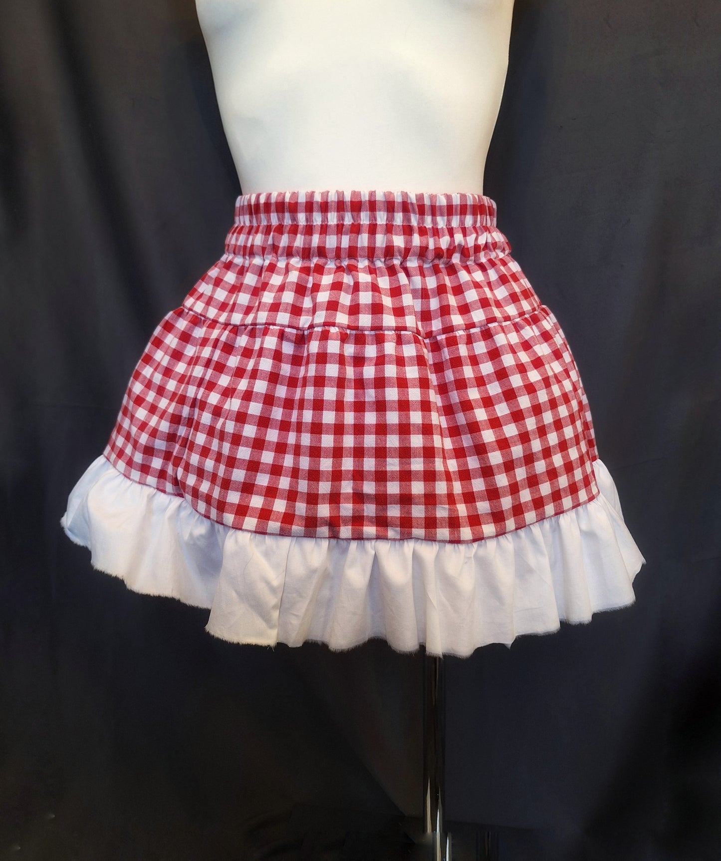 Czerwona spódniczka w kratkę