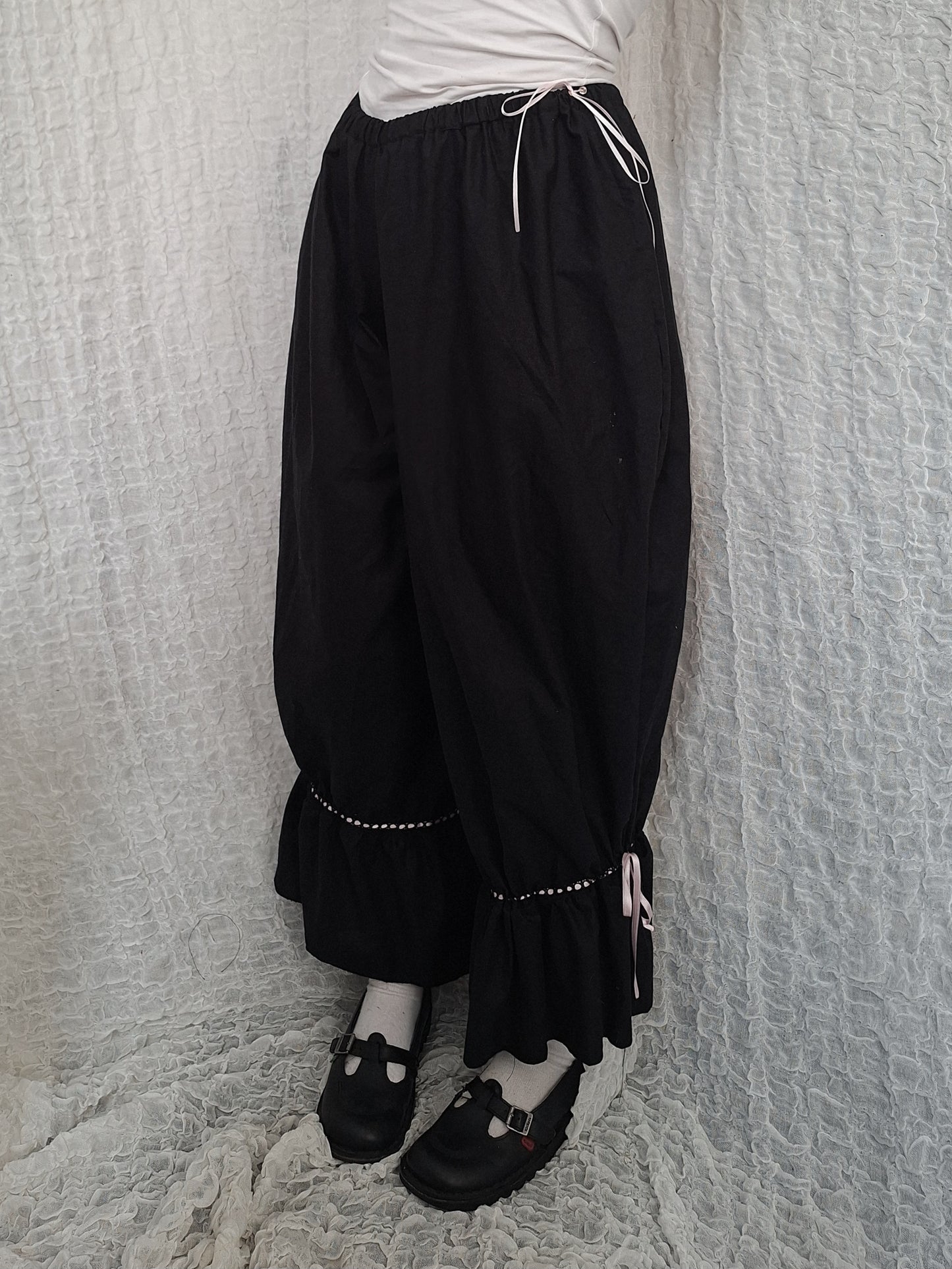 Szerokie spodnie z falbanami black/pink