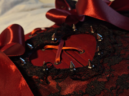 Gorset koronkowy z wycięciem