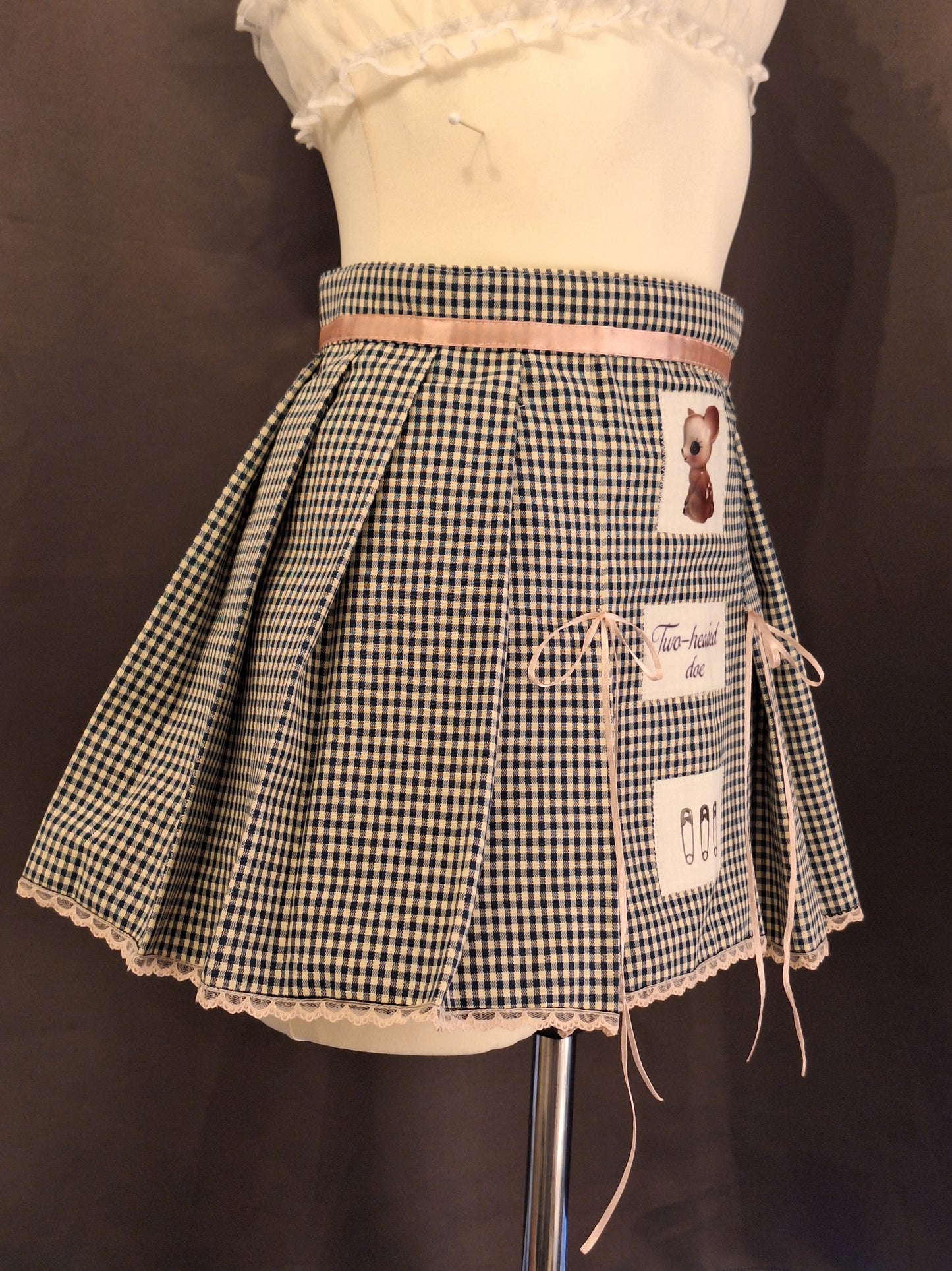 Spódniczka w kratkę z naszywkami