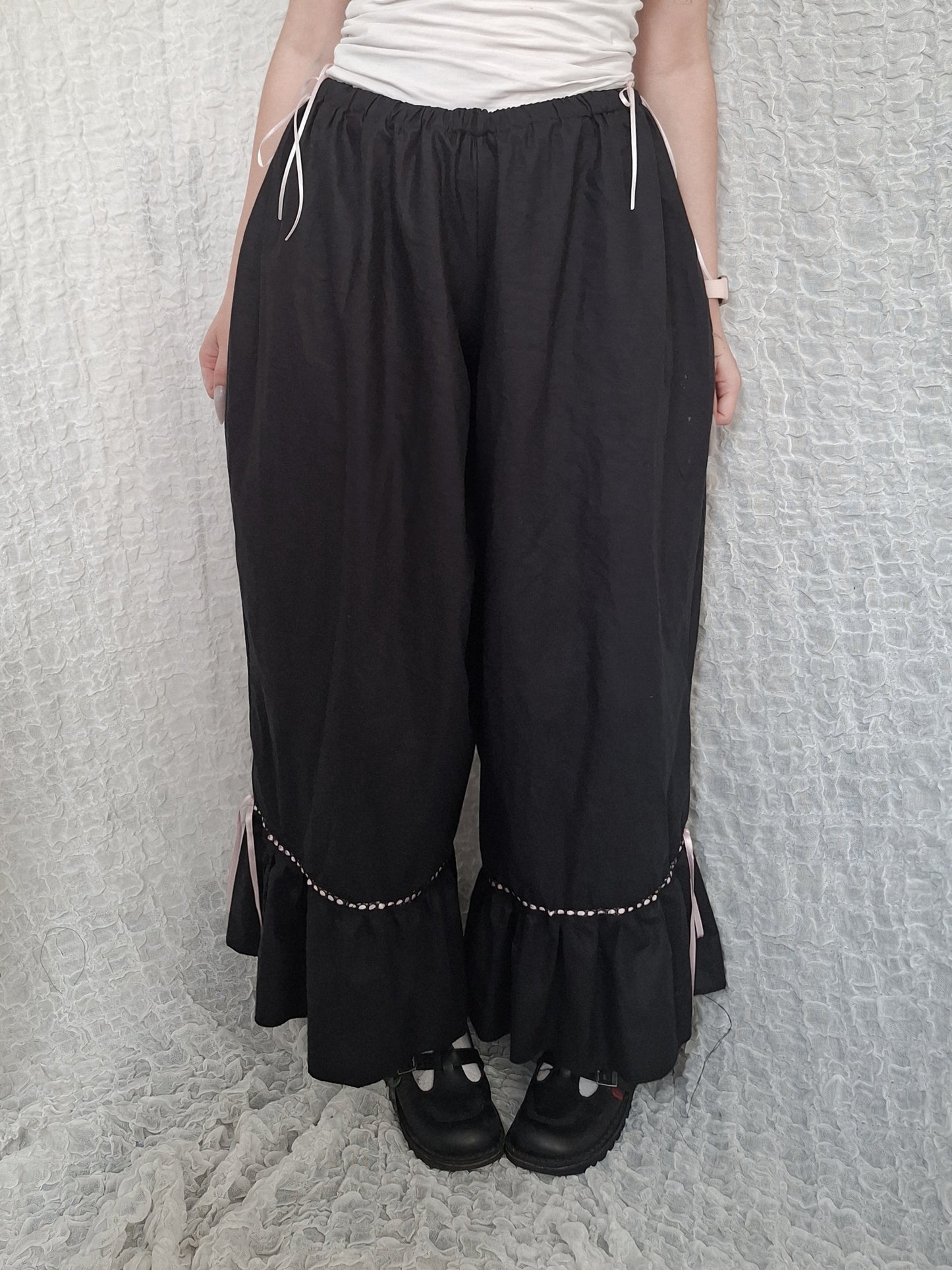 Szerokie spodnie z falbanami black/pink