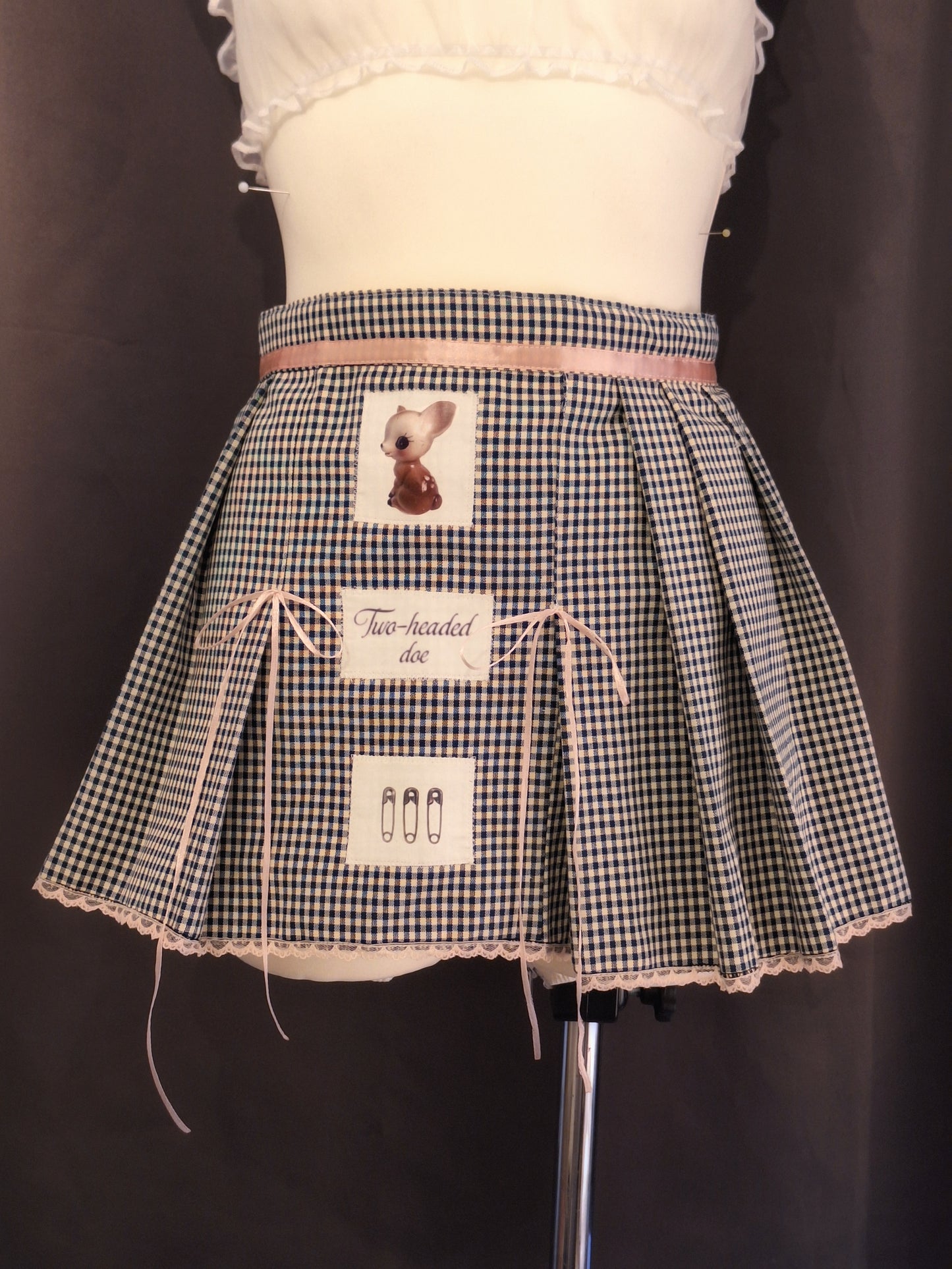 Spódniczka w kratkę z naszywkami