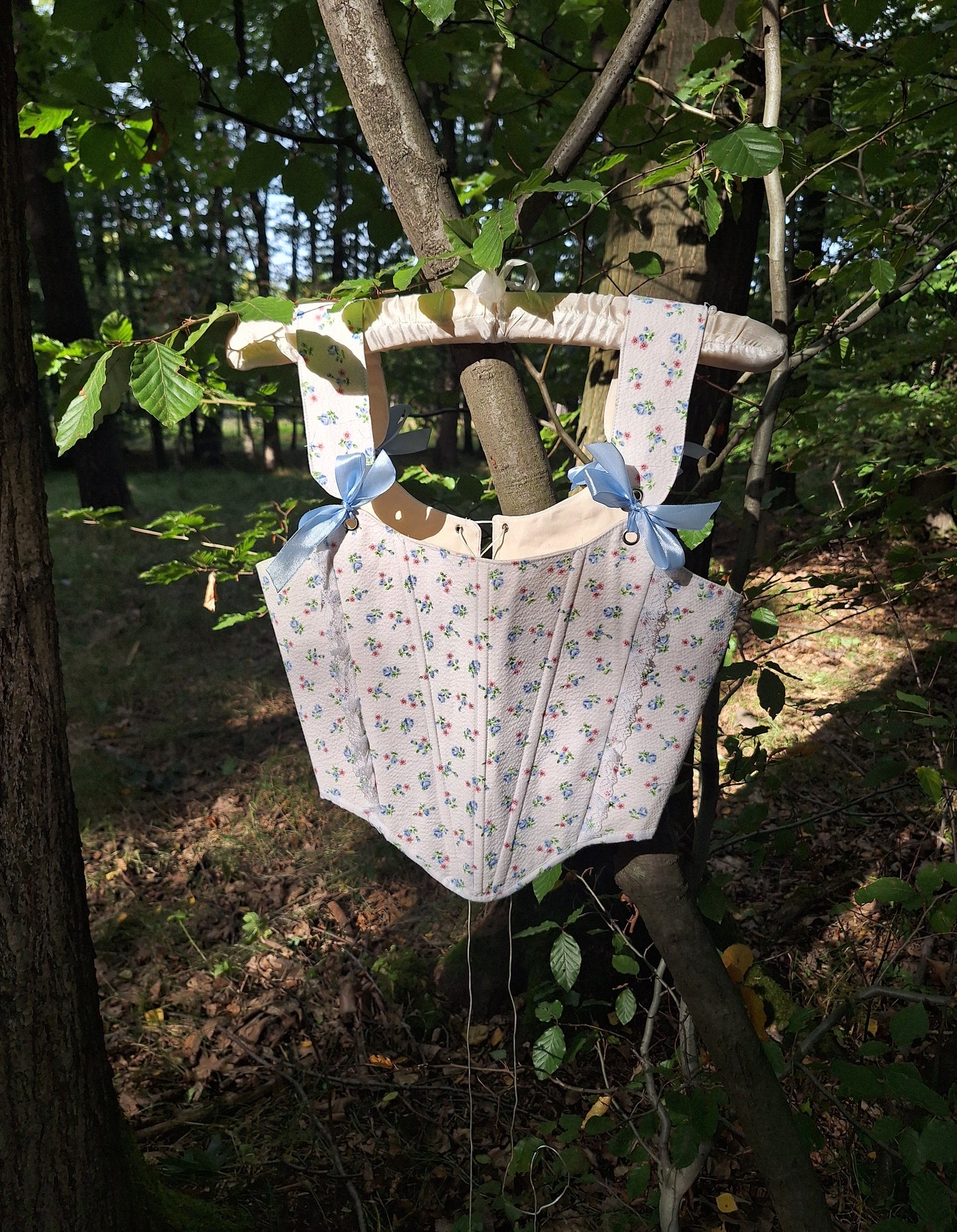 Gorset w drobne kwiatki