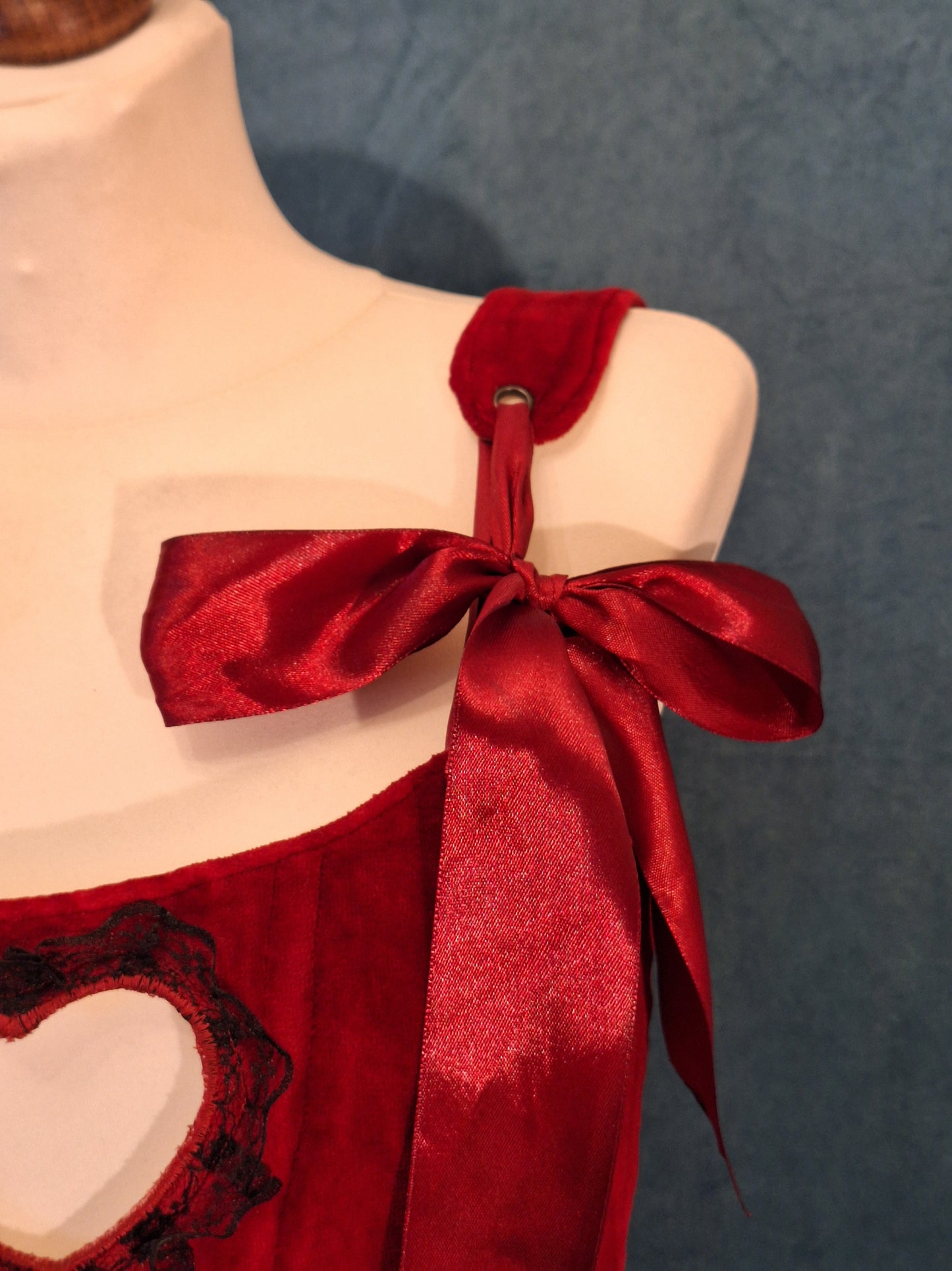 Gorset bordowy welurowy z wycięciem