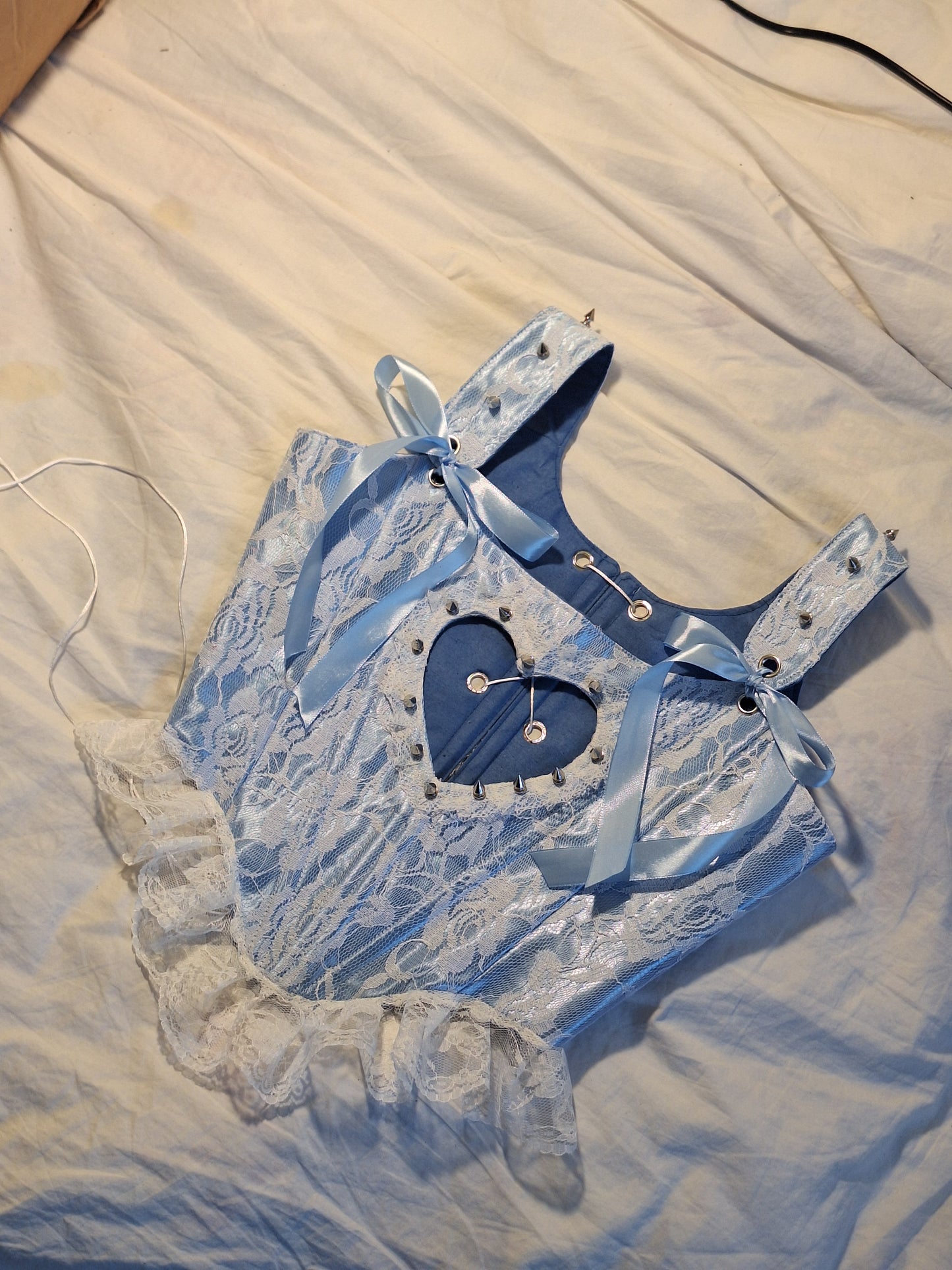 Gorset koronkowy z wycięciem