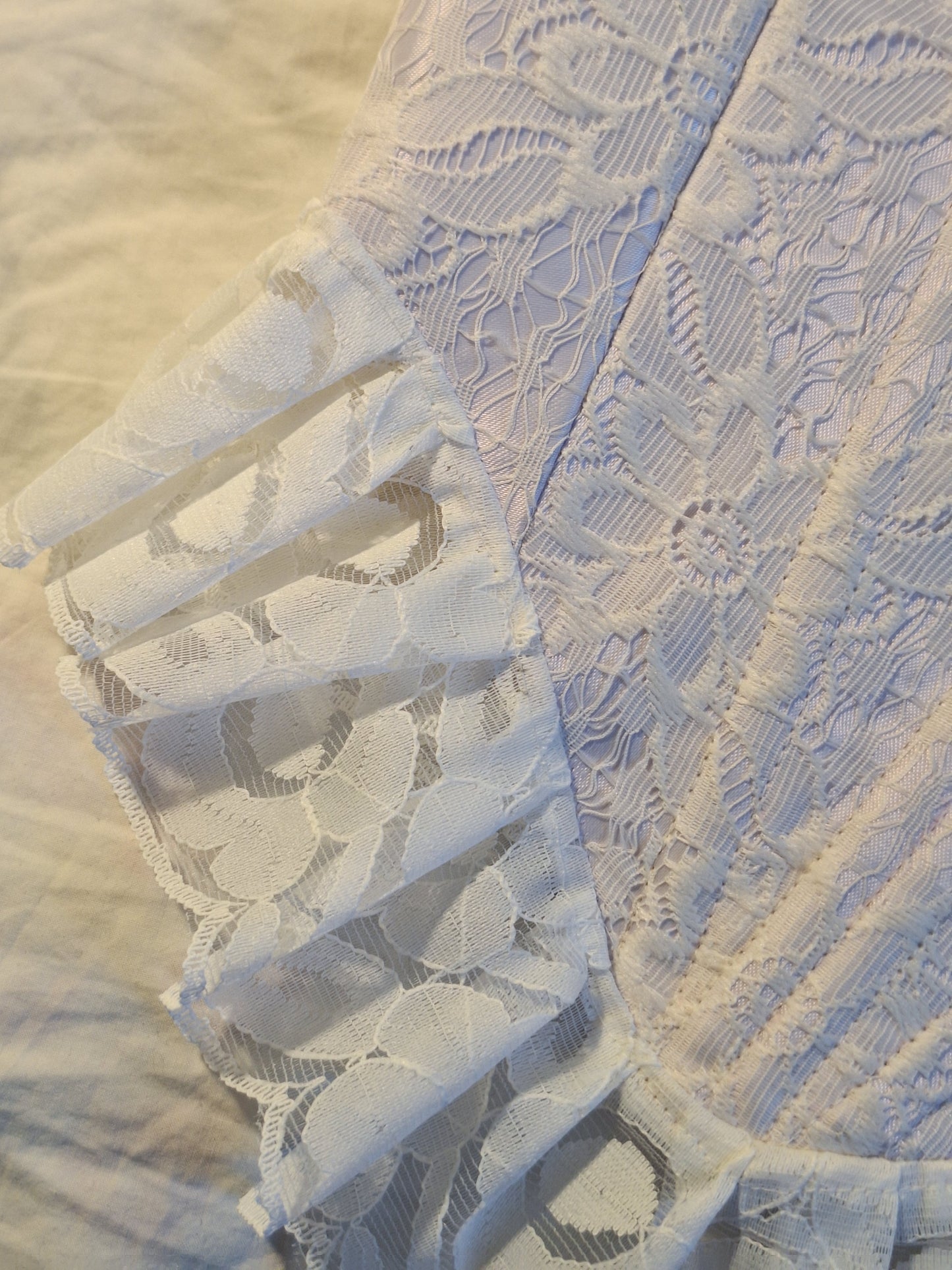 Gorset koronkowy z wycięciem