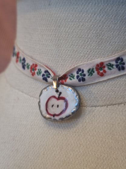 Naszyjnik choker APPLE