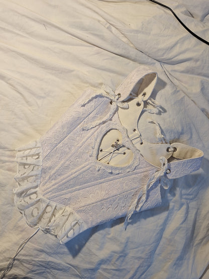 Gorset koronkowy z wycięciem