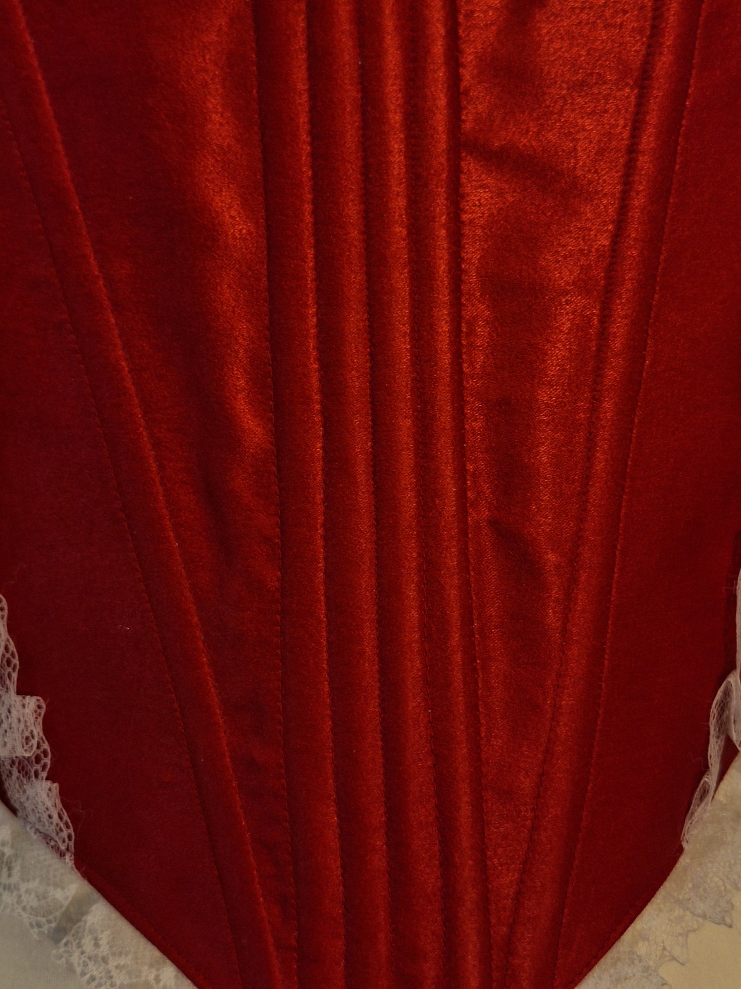 Czerwony satynowy gorset