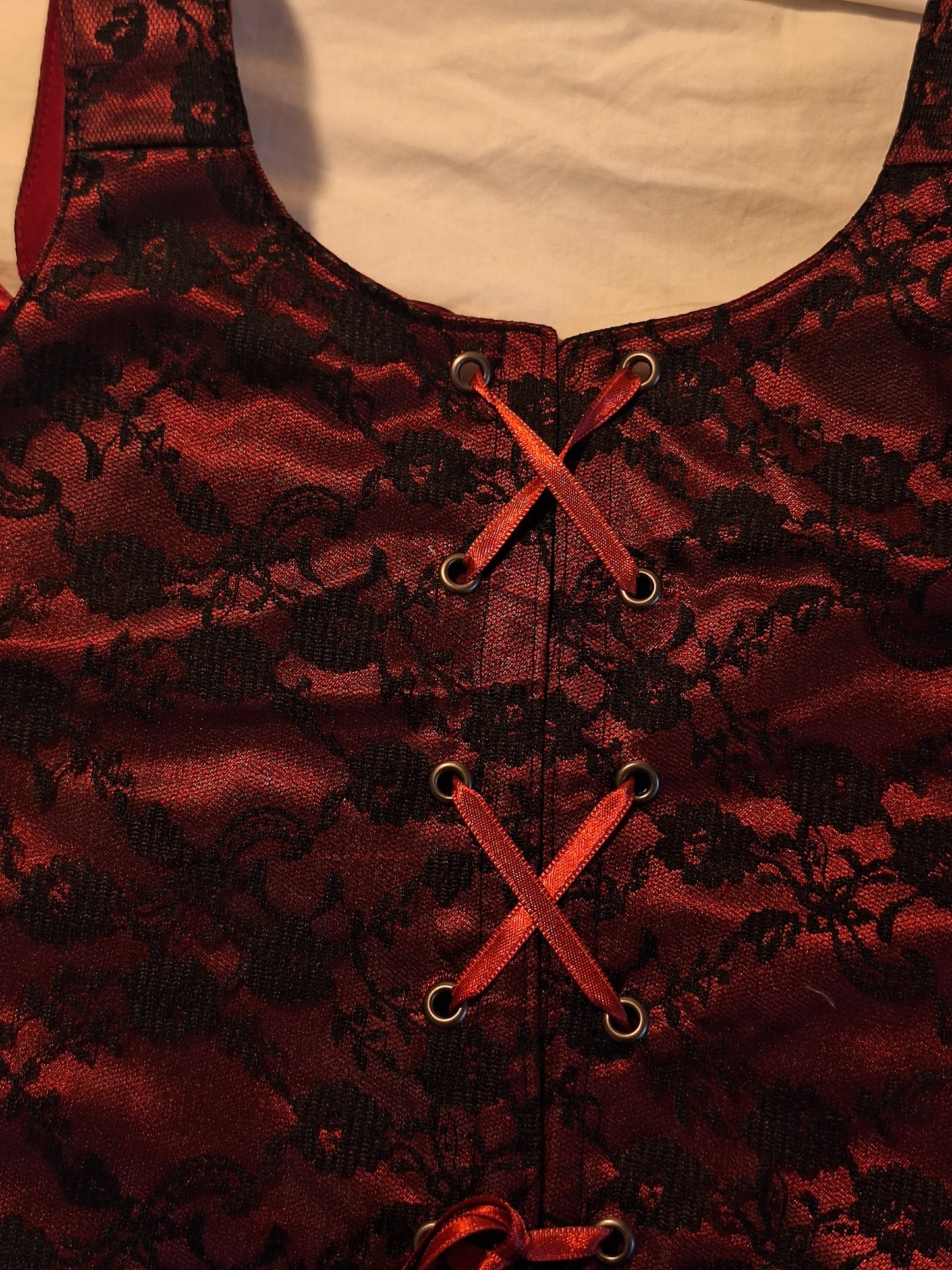 Gorset koronkowy z wycięciem