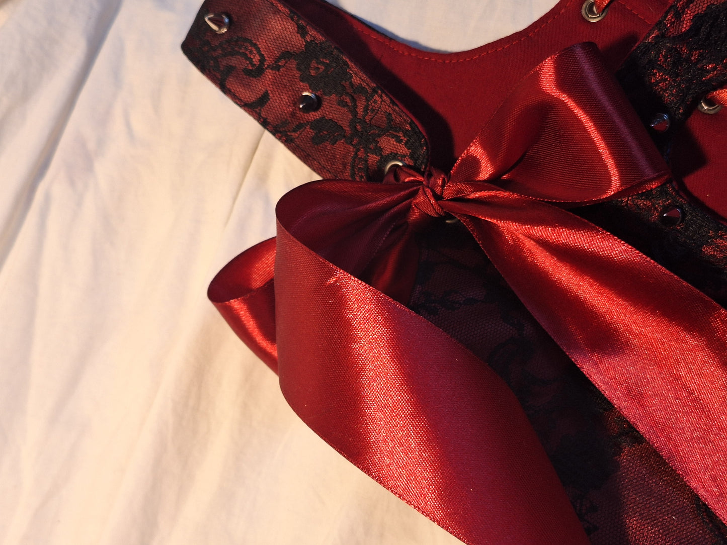 Gorset koronkowy z wycięciem