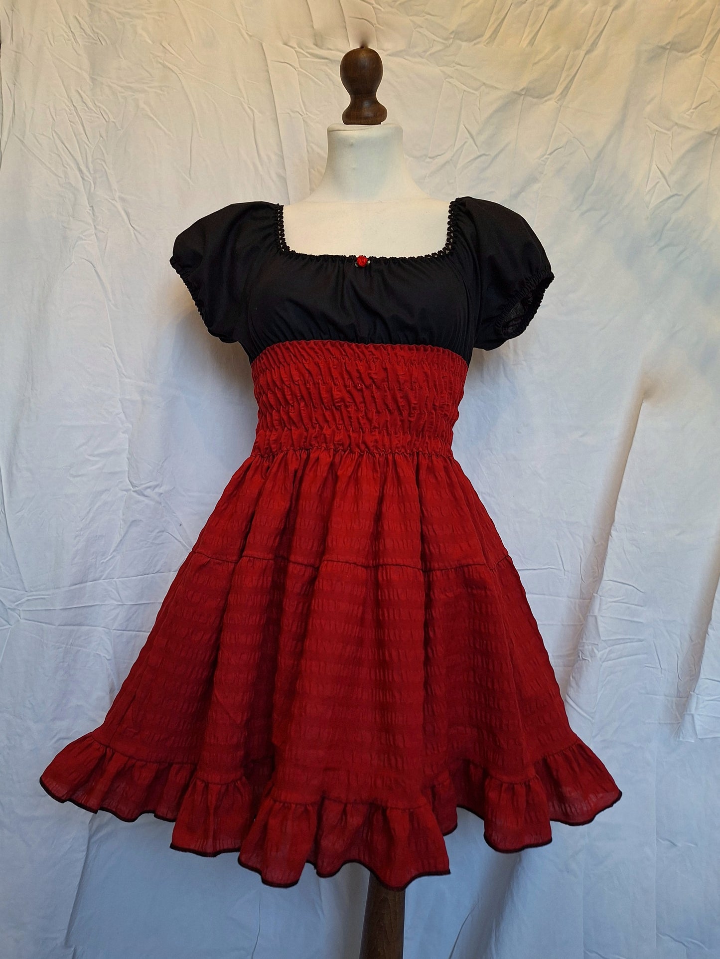 Sukienka milkmaid czarno-czerwona S/M