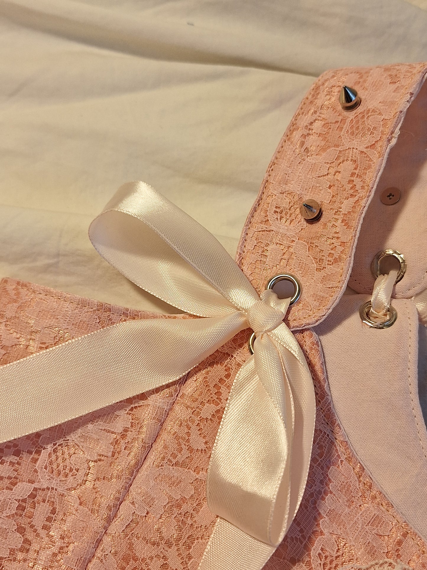 Gorset koronkowy z wycięciem